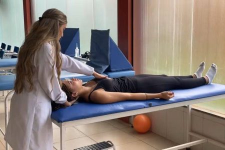 Universidade em Salvador realiza atendimento gratuito a pacientes com escoliose; saiba mais