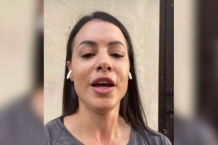 Jornalista baiana relata assalto na Barra e mostra ferimento após ter corrente arrancada