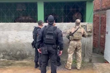 Integrante do Baralho do Crime é preso após fazer companheira e filhos reféns em Lauro de Freitas