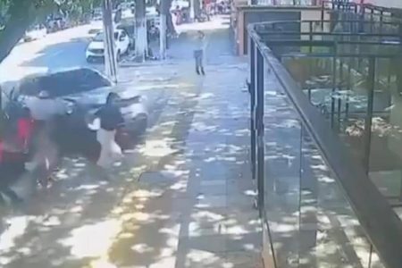 Mulher escapa de atropelamento após carro desgovernado invadir prédio