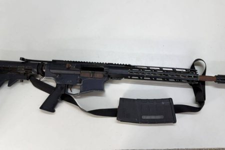 Fuzil 7.62 é apreendido após troca de tiros entre suspeitos e PM em Tancredo Neves