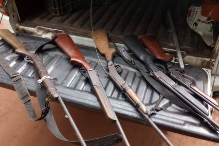 Armas usadas em caça ilegal são apreendidas dentro de reserva ambiental no sul da Bahia