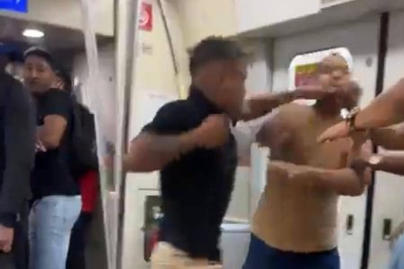 Pau quebrou! Passageiros trocam socos no metrô de Salvador