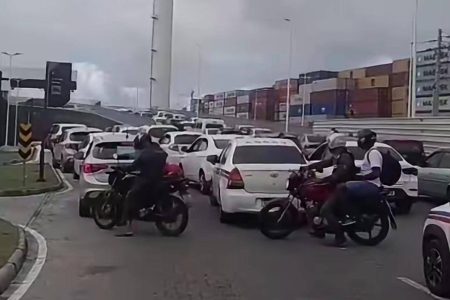 Fluxo intenso de veículos é registrado na entrada da rodoviária de Salvador: “Tudo travado”