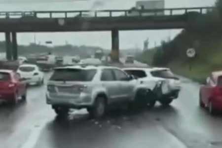 Motoristas brigam após acidente na BR-324, em Salvador