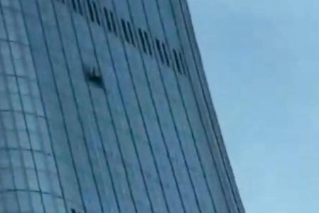 Avião de pequeno porte atinge prédio mais alto de Pequim, na China