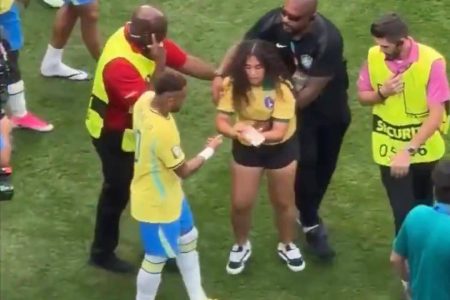Torcedora invade campo para tentar falar com Neymar após vitória do Brasil na Copa do Mundo