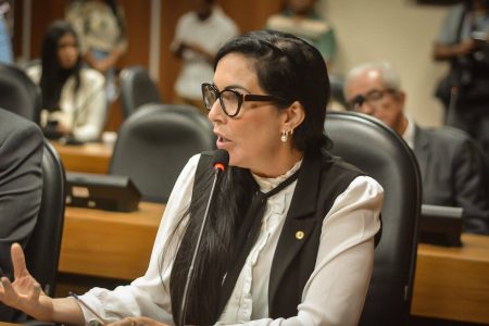 Ludmilla Fiscina tenta emplacar projeto de inclusão comunicacional na ALBA