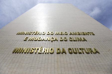 Suspeita de bomba é registrada próximo a ministérios em Brasília