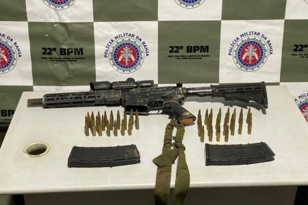 PM apreende fuzil e munições após confronto com criminosos em Cajazeiras V