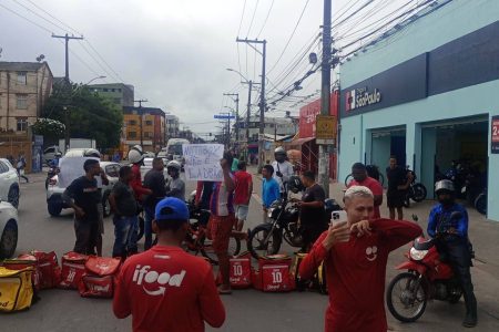 Discussão entre motoboy e segurança termina em protesto na frente de drogaria em Salvador