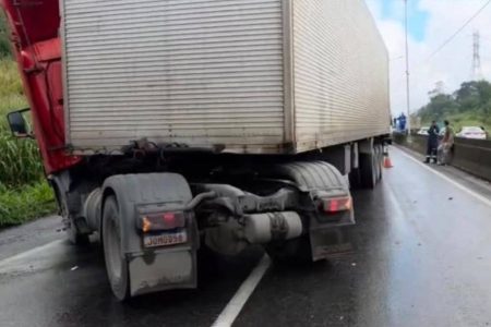 Acidente com carreta interdita totalmente a BR-324 e provoca longo congestionamento