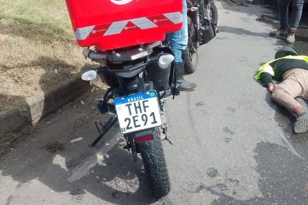Motociclista fica gravemente ferido após colisão com caminhão na Avenida Gal Costa