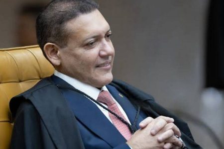 Nunes Marques nomeia esposa de advogado de Cláudio Castro para cargo no TSE