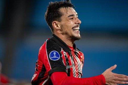 Vitória empresta lateral Claudinho ao Sport até o fim da temporada