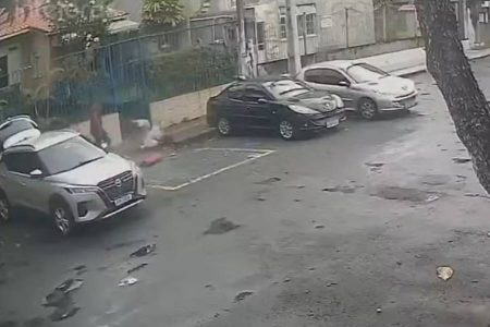 Vídeo mostra mulher cair ao tentar impedir assalto e ter carro roubado na Pituba