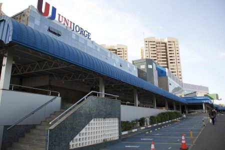 Estudantes relatam salas com mofo, banheiros precários e falta de atendimento na Unijorge