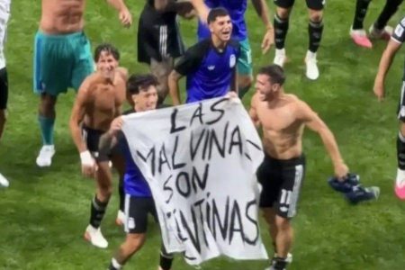 Argentina pode ser alvo de punição da Fifa após exibir faixa sobre as Ilhas Malvinas