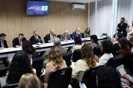 Tarifaço dos EUA leva governo a relançar plano de apoio a empresas brasileiras