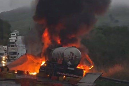 Incêndio após colisão entre carretas deixa feridos graves e interdita trecho da BR-116