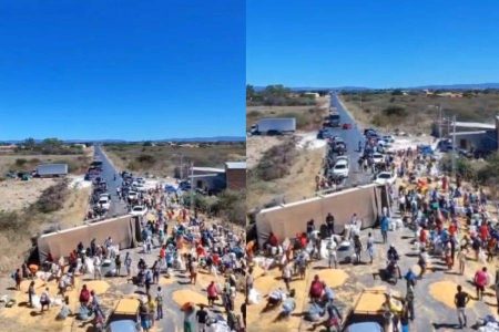 Tombamento de carreta espalha milho na pista e mobiliza moradores no oeste da Bahia