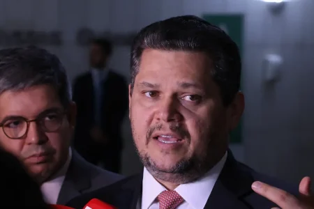 Alcolumbre rejeita pressão por votação da PEC do fim da escala 6×1: “Não pode isso”