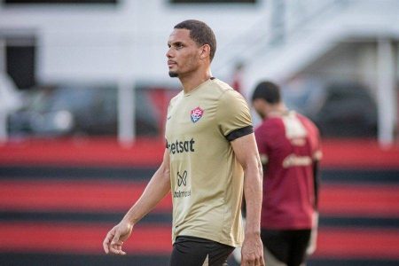 Vitória rescinde contrato com Néris; zagueiro acerta com o Fortaleza