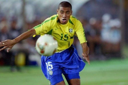 Pentacampeão com a Seleção e ex-Bahia, Kléberson é internado após sentir dores no peito