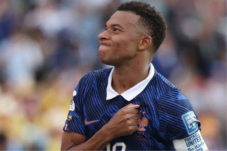 Mbappé reage a ataques racistas de senadora paraguaia após jogo da Copa