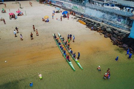 Praia da Preguiça recebe circuito que une treino funcional e remo em canoas havaianas
