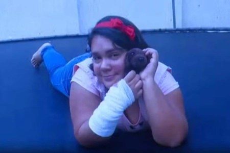 Mulher é indiciada por fingir ser adolescente com câncer e aplicar golpes em grupo de oração