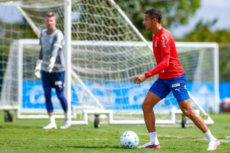 Luciano Juba treina com o elenco e pode reforçar o Bahia contra o Corinthians