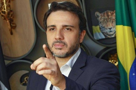 Justiça absolve Renan Santos de acusação de estupro após pedido do Ministério Público