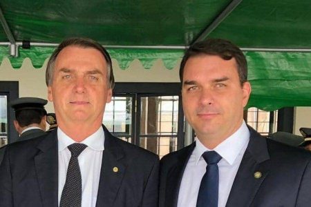 Defesa de Bolsonaro recorre ao STF contra suspensão de visitas de Flávio