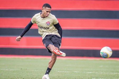 Vitória confirma empréstimo do volante Zé Breno ao futebol português