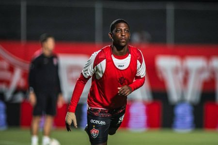 Vitória acerta empréstimo de Emerson Buiu para clube da terceira divisão de Portugal