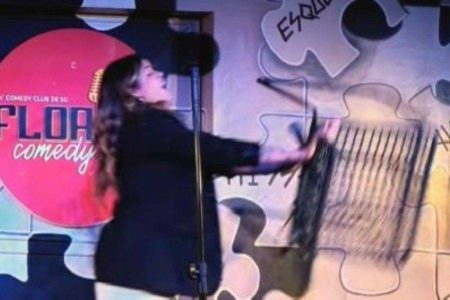 Comediante é agredida com cadeira após ofensas durante show em SC: “Sua ridícula”