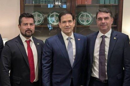 Flávio Bolsonaro repudia fala de Paulo Figueiredo sobre voto feminino: “Não concordo”