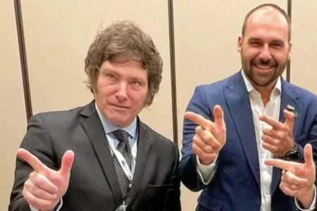Eduardo Bolsonaro diz que Milei “foi muito educado” ao chamar Lula de “ladrão”