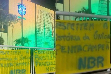 Após queda do Brasil na Copa, movimento protesta em frente à sede da CBF: “Respeitem a história”