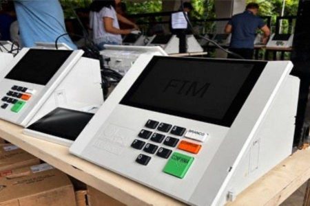 Mais de mil urnas eletrônicas começam a ser testadas pelo TRE-BA para as Eleições 2026
