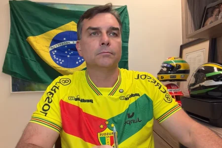 Flávio Bolsonaro culpa Lula após novas tarifas dos EUA: “Está se lixando para as empresas”