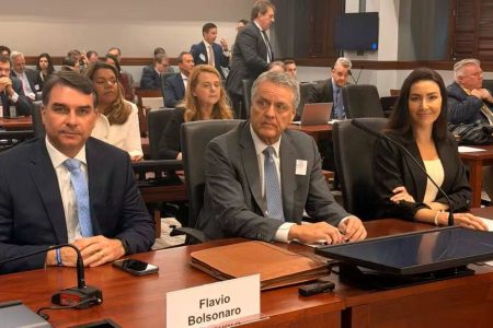 Flávio Bolsonaro pede nos EUA suspensão de tarifas ao Brasil e diz que medida favorece Lula