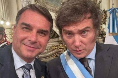 Presidente da Argentina diz que vem ao Brasil para apoiar Flávio Bolsonaro na convenção do PL