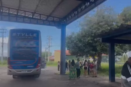Motorista foge e abandona 46 passageiros após PRF identificar documento falso na Bahia