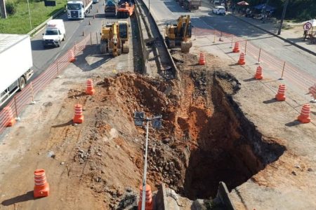 Obras mantêm trecho da BR-324 interditado em Simões Filho; congestionamento chega a 4 km