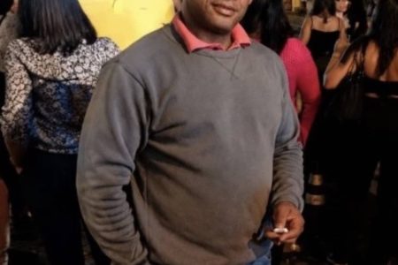Pedestre morre após ser atropelado por motociclista que fazia “grau” em Salvador