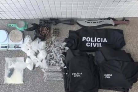 Casal é preso com camisas falsas da Polícia Civil e munições de fuzil em Salvador