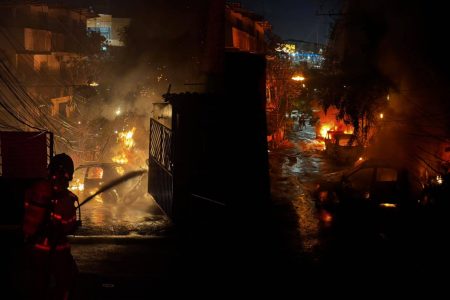 Incêndio provocado por fiação atinge cinco carros e uma moto na Estrada das Barreiras