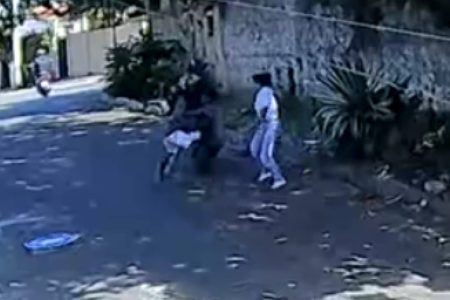 Mulher é obrigada a desbloquear celular durante assalto em Piatã; crime foi registrado por câmeras